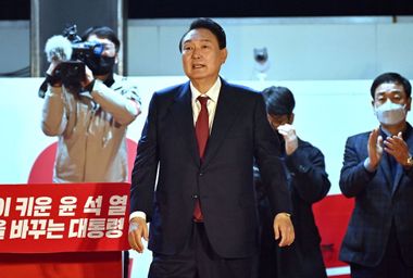 새 대통령은 전시 상황을 준비하라