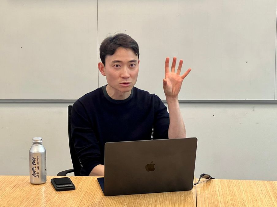 김성겸의 직격 “한국에서의 작은 성공도 당신의 착각이다”