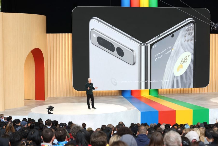 구글 폴더블폰, 삼성 Z폴드보다 얇고 넓어졌다... 동맹 깨질까?    